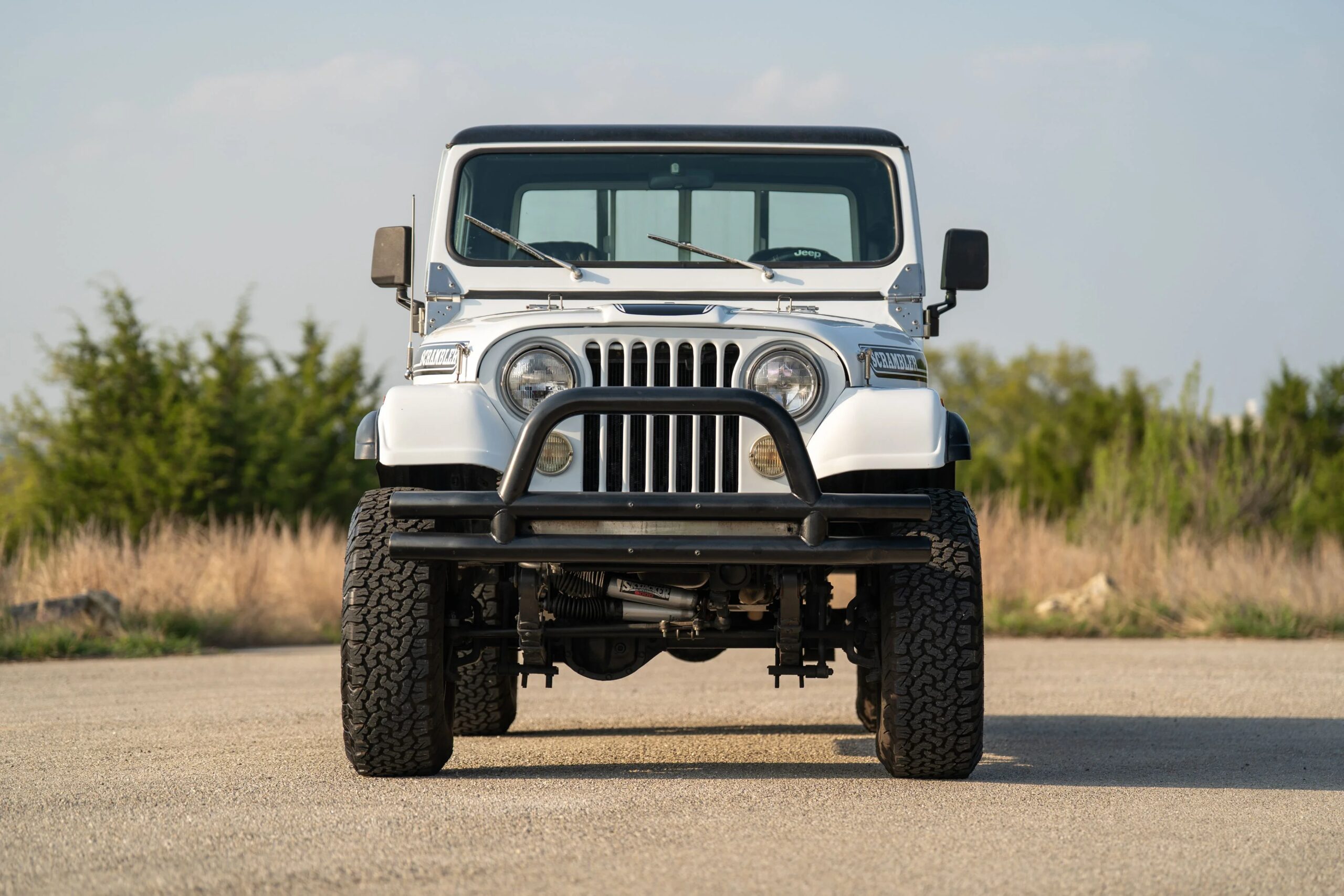 Jeep-Scrambler-1983-White-Black-24