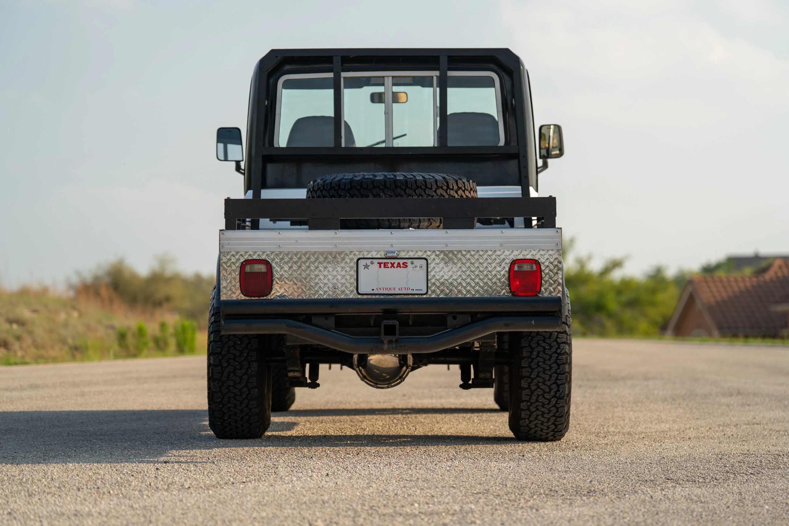Jeep-Scrambler-1983-White-Black-25