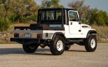Jeep-Scrambler-1983-White-Black-26