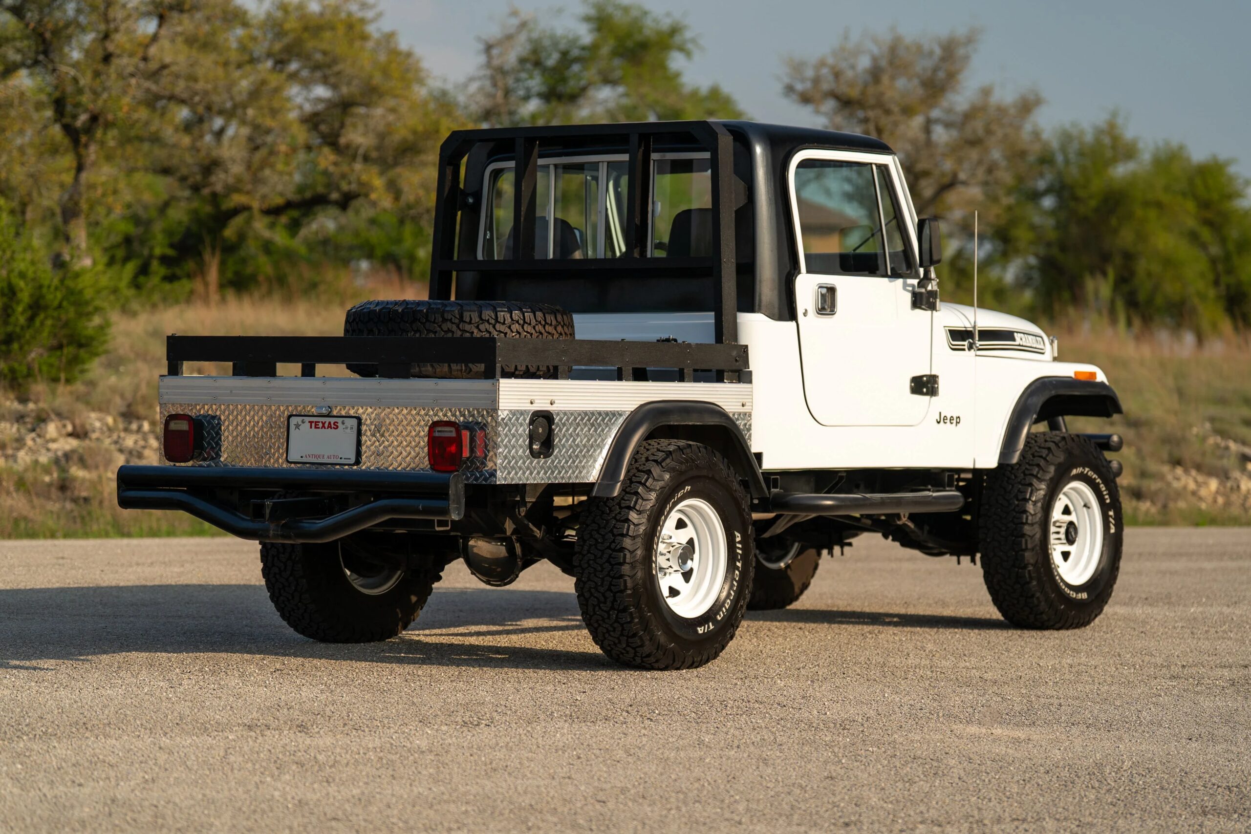 Jeep-Scrambler-1983-White-Black-26
