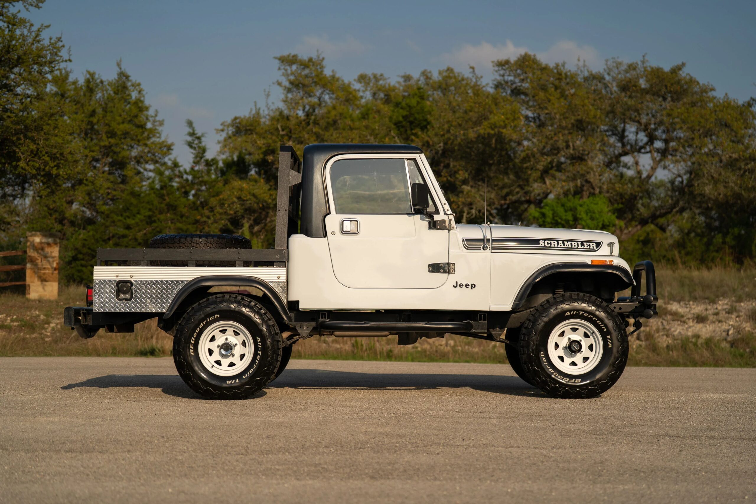 Jeep-Scrambler-1983-White-Black-27