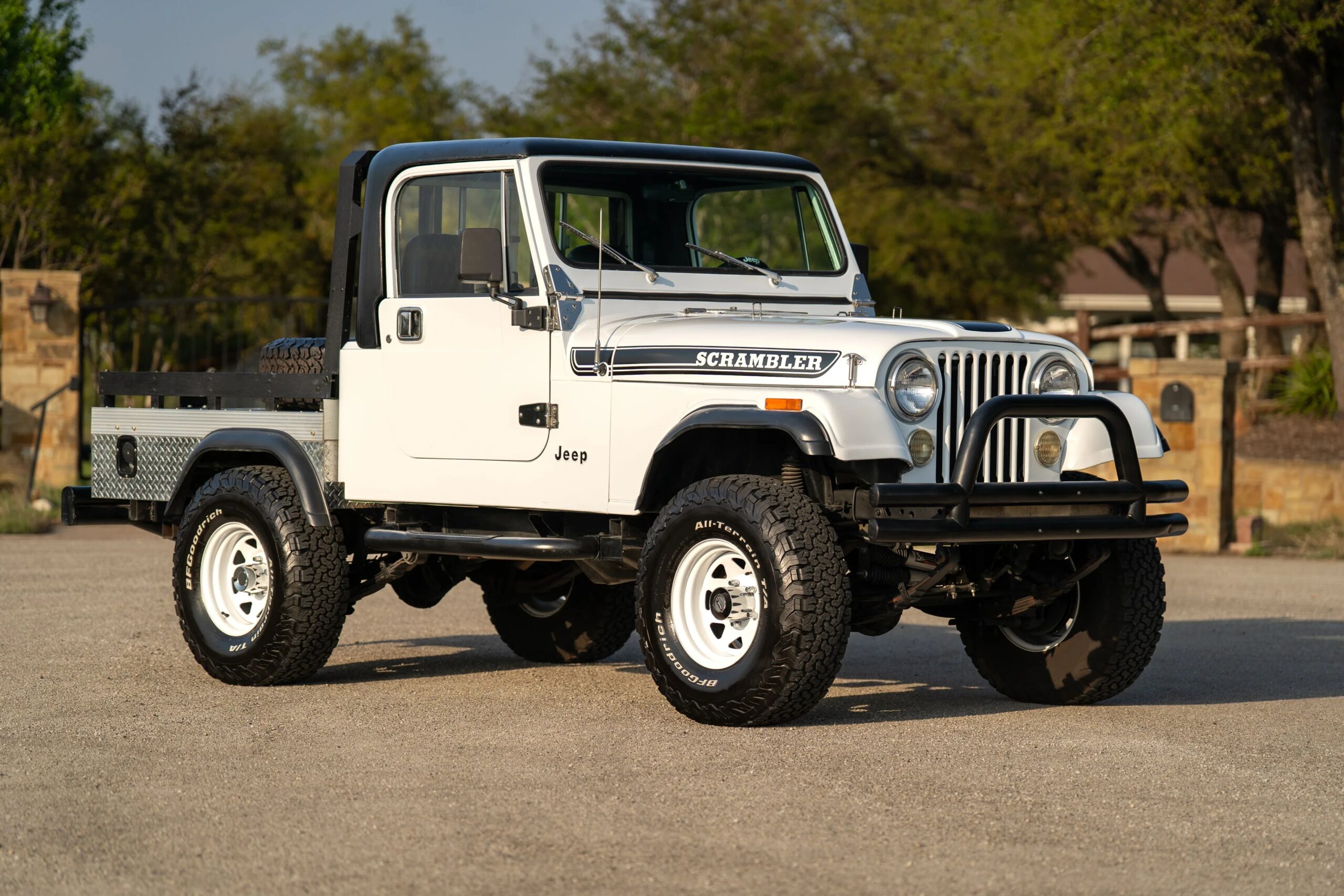 Jeep-Scrambler-1983-White-Black-28