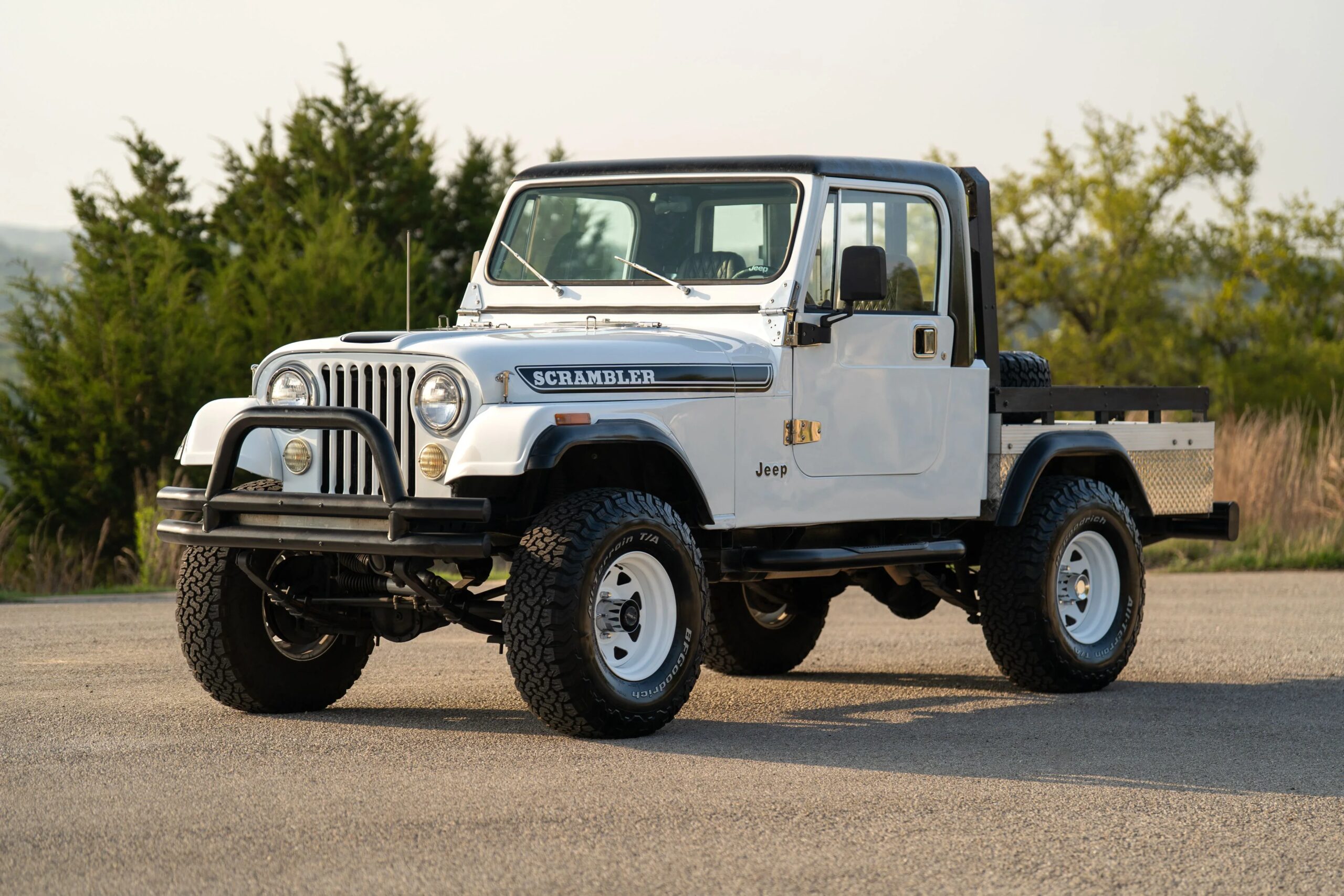 Jeep-Scrambler-1983-White-Black-29
