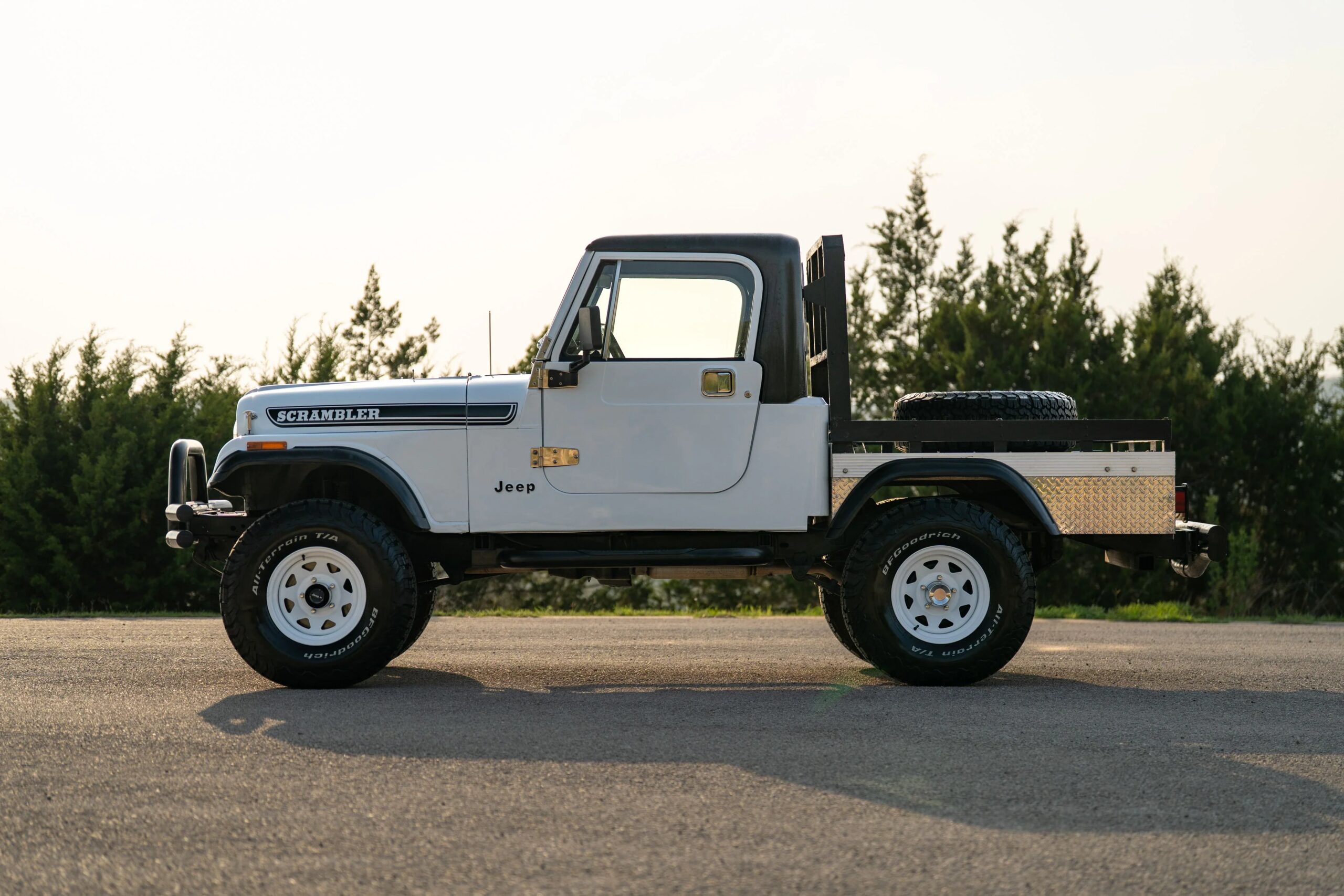 Jeep-Scrambler-1983-White-Black-30