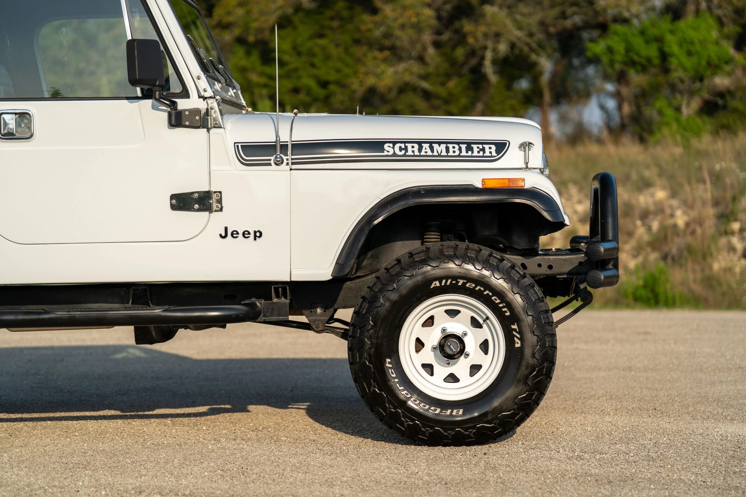 Jeep-Scrambler-1983-White-Black-33