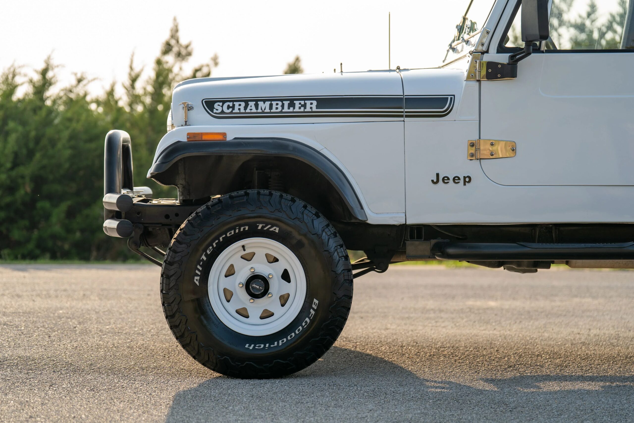 Jeep-Scrambler-1983-White-Black-34