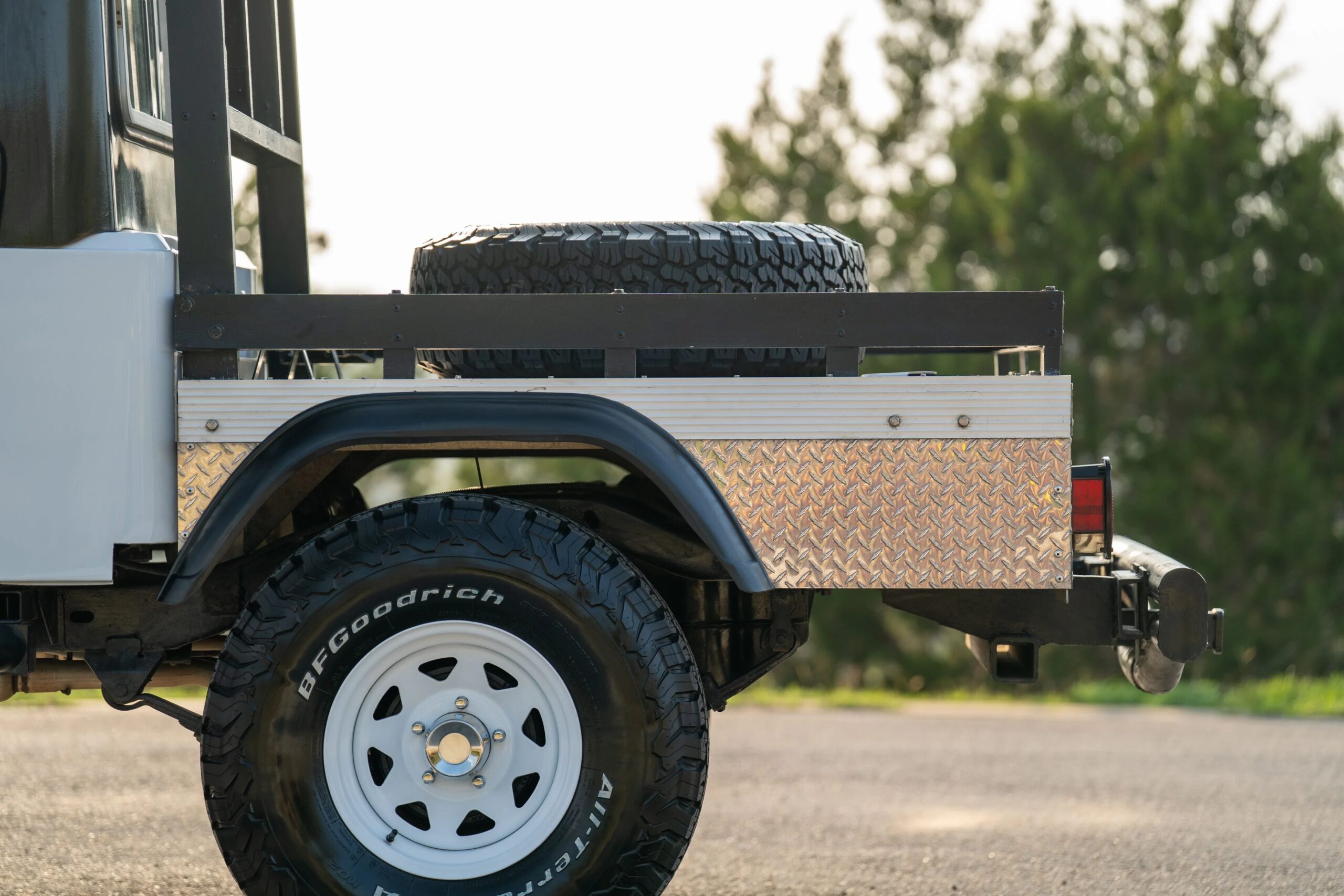 Jeep-Scrambler-1983-White-Black-35