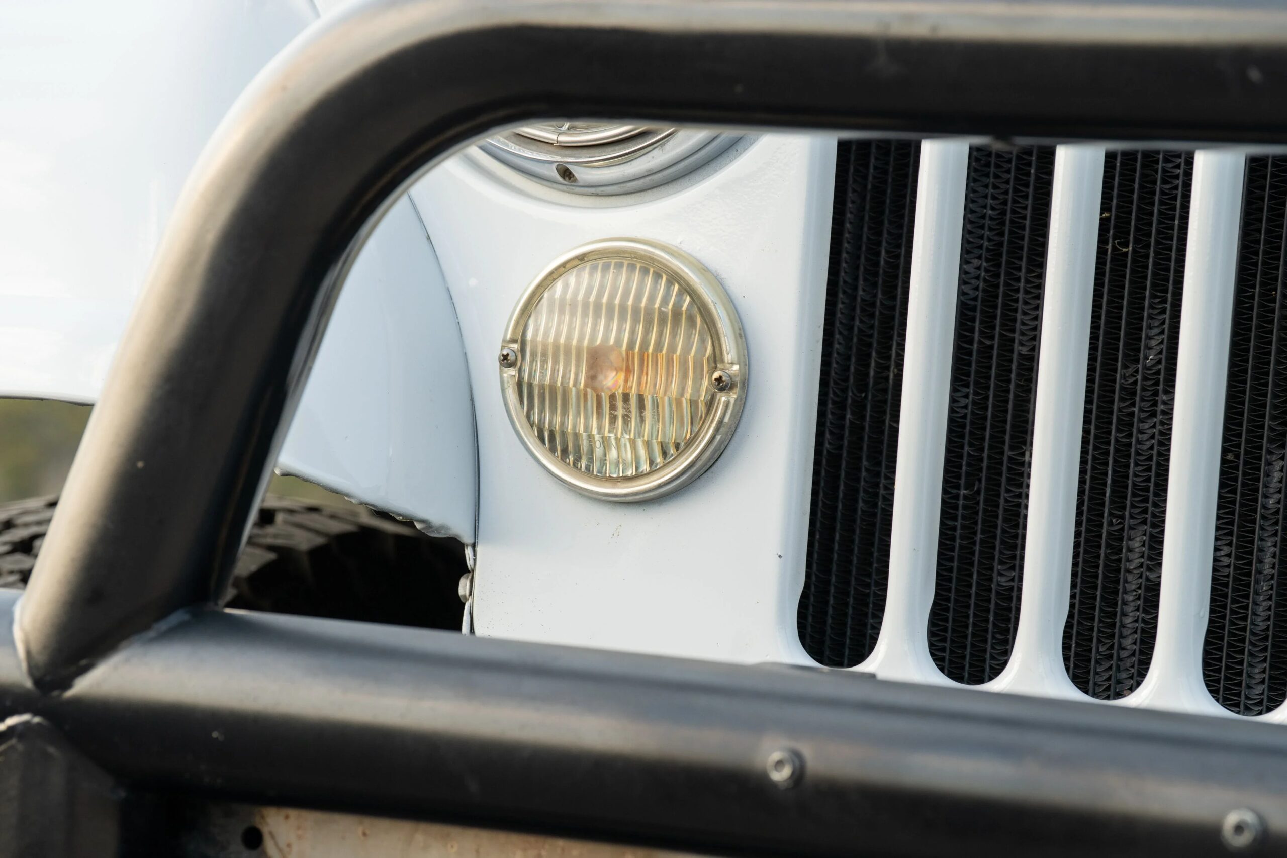 Jeep-Scrambler-1983-White-Black-43