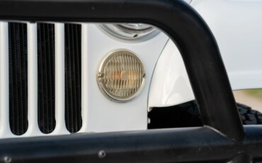 Jeep-Scrambler-1983-White-Black-44