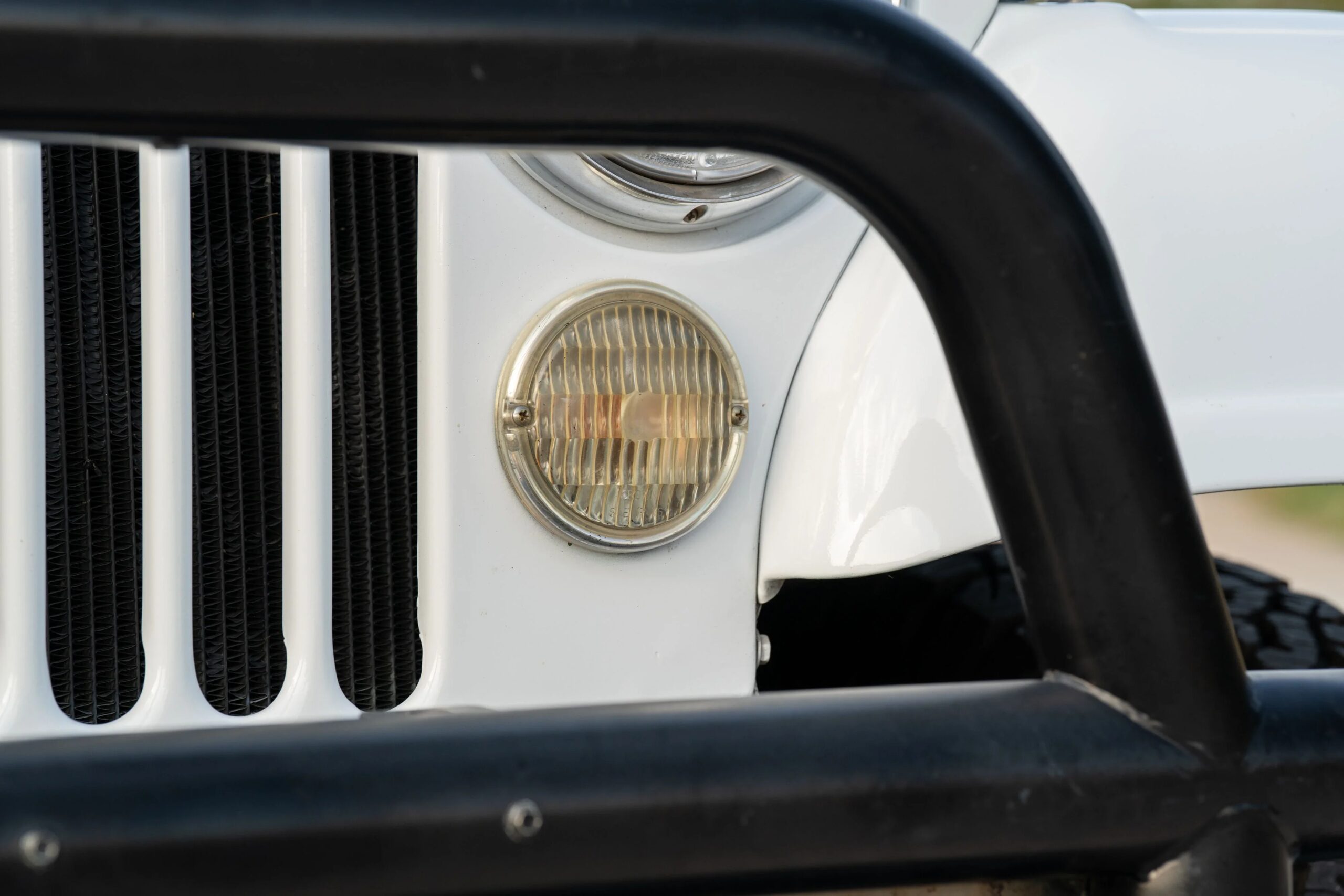Jeep-Scrambler-1983-White-Black-44