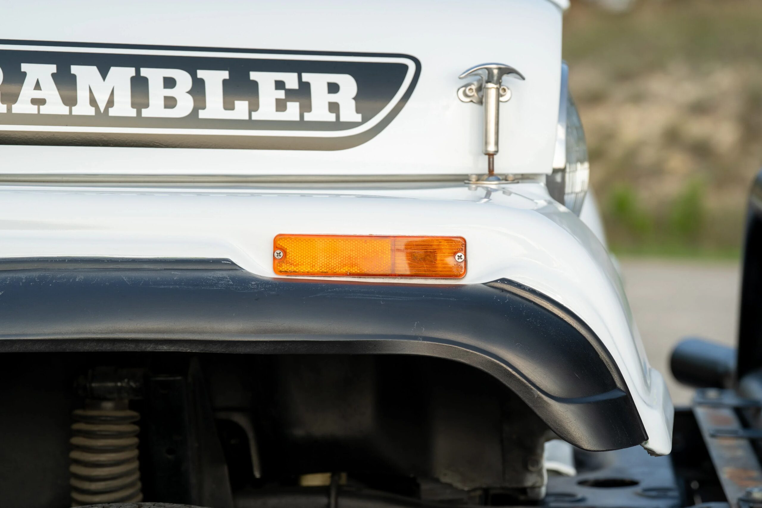 Jeep-Scrambler-1983-White-Black-46