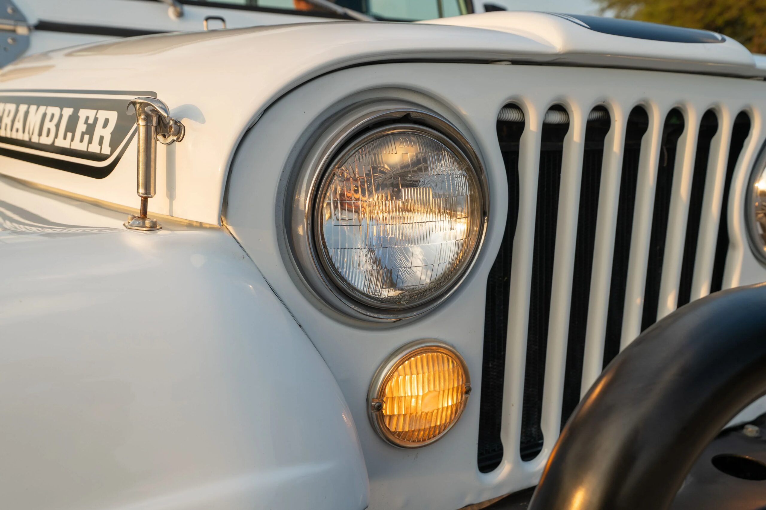 Jeep-Scrambler-1983-White-Black-48