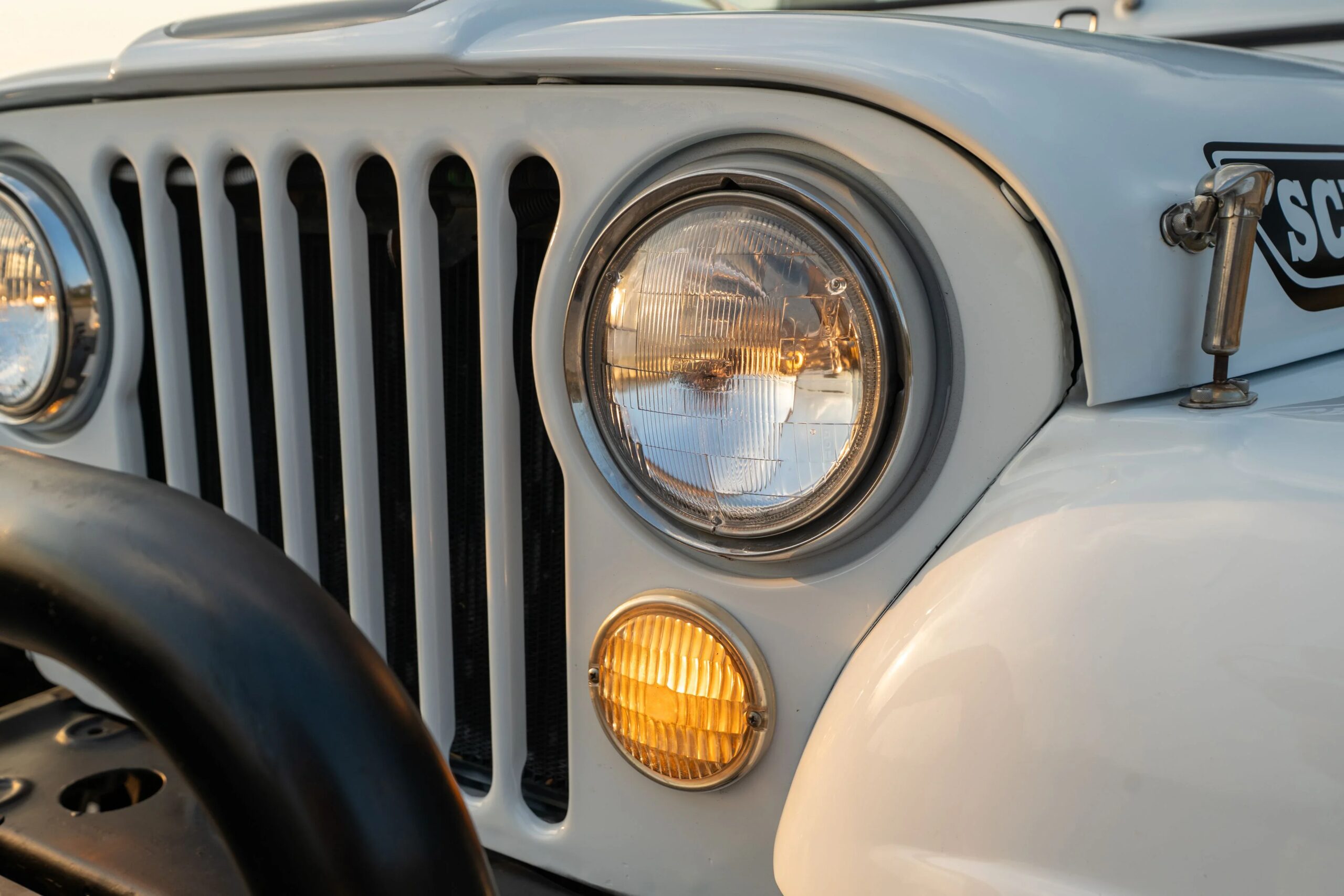Jeep-Scrambler-1983-White-Black-49