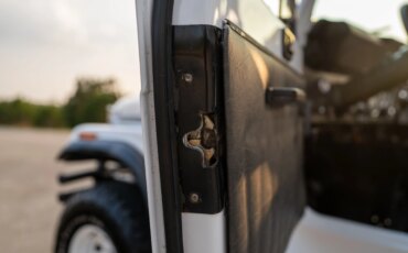 Jeep-Scrambler-1983-White-Black-56