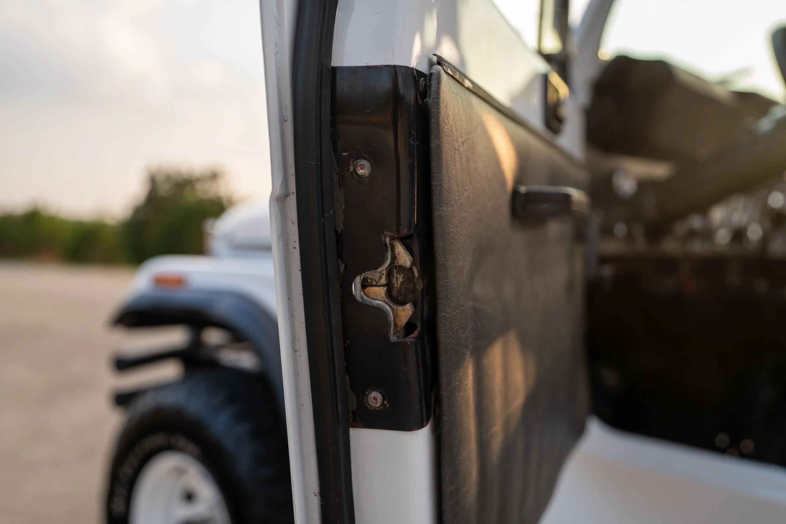 Jeep-Scrambler-1983-White-Black-56
