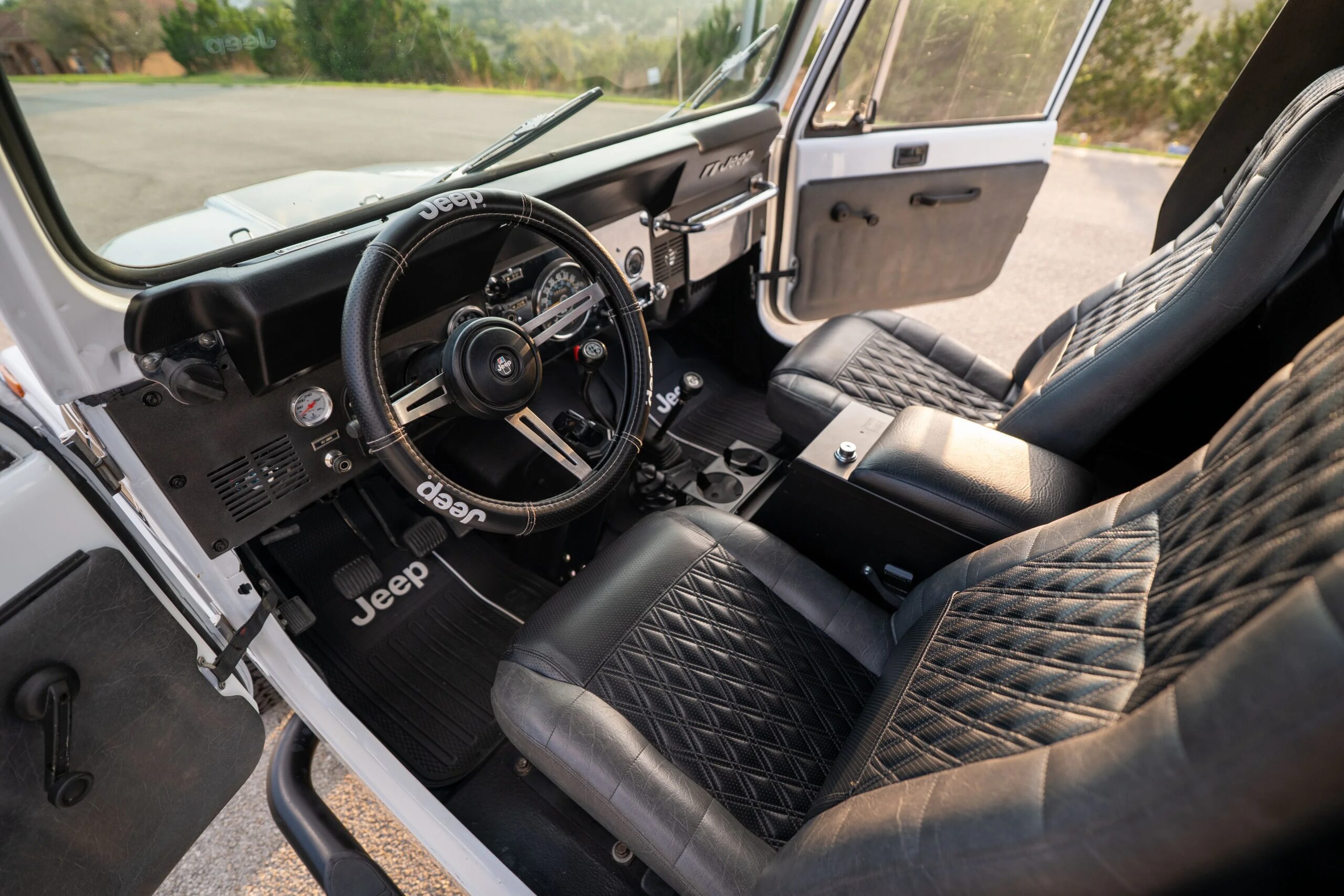 Jeep-Scrambler-1983-White-Black-60