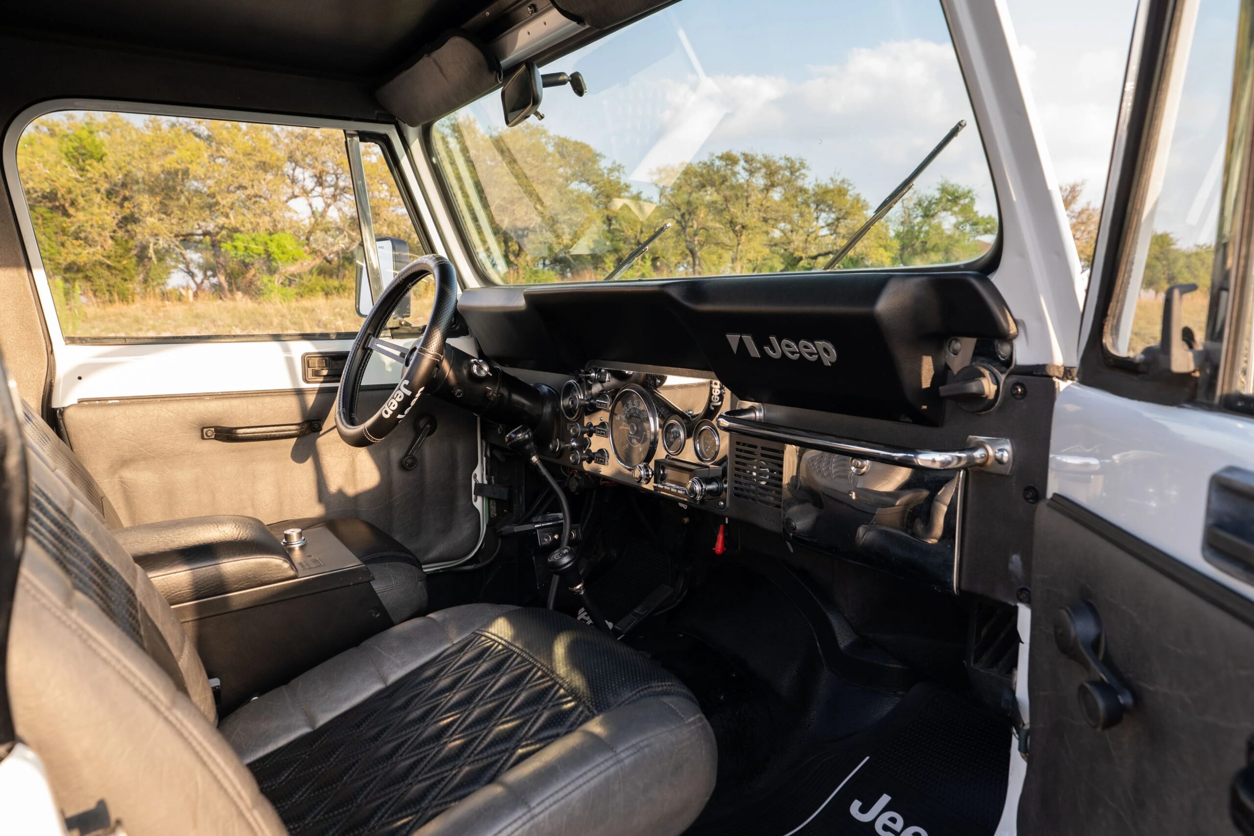 Jeep-Scrambler-1983-White-Black-62