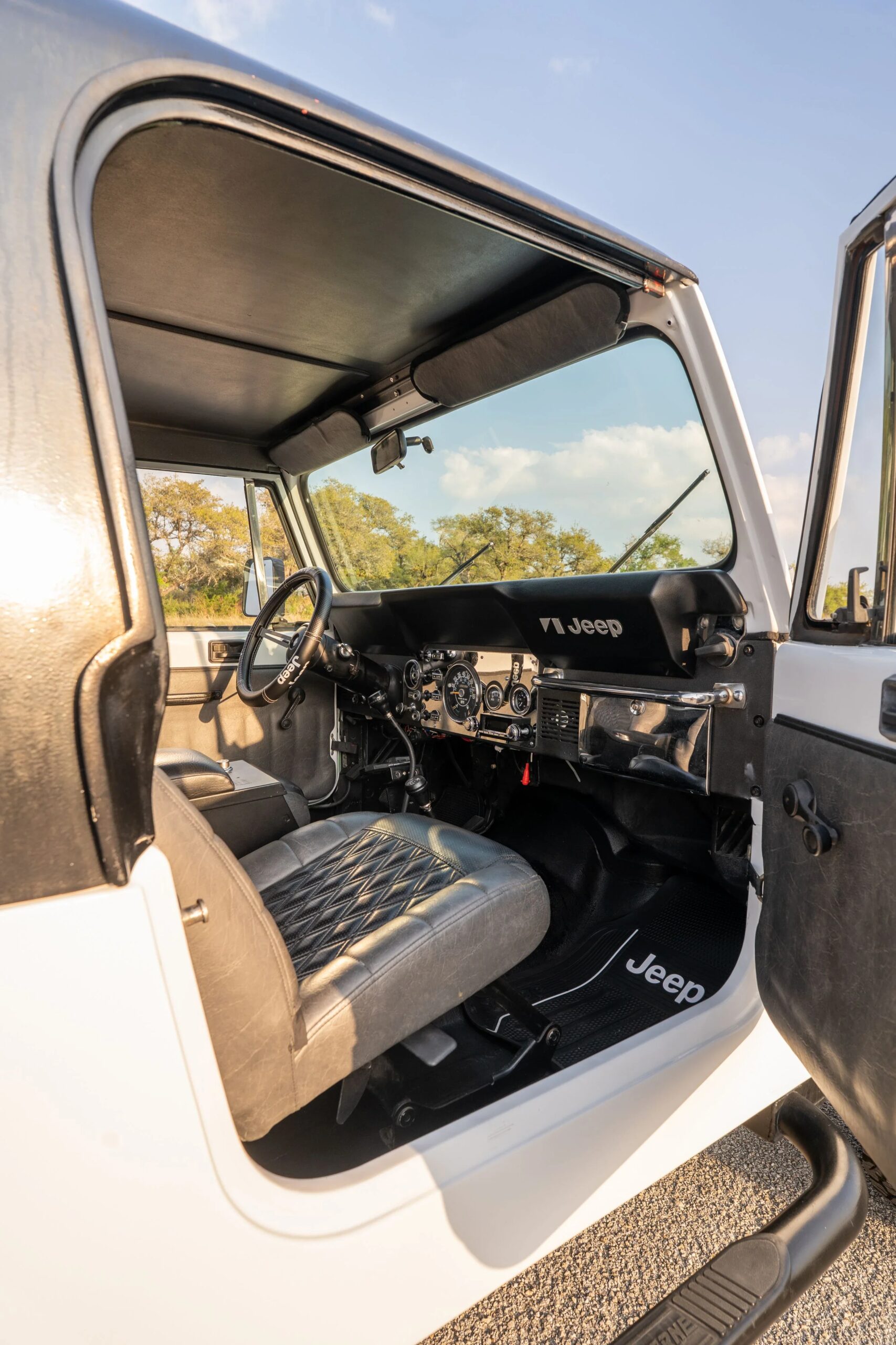 Jeep-Scrambler-1983-White-Black-63