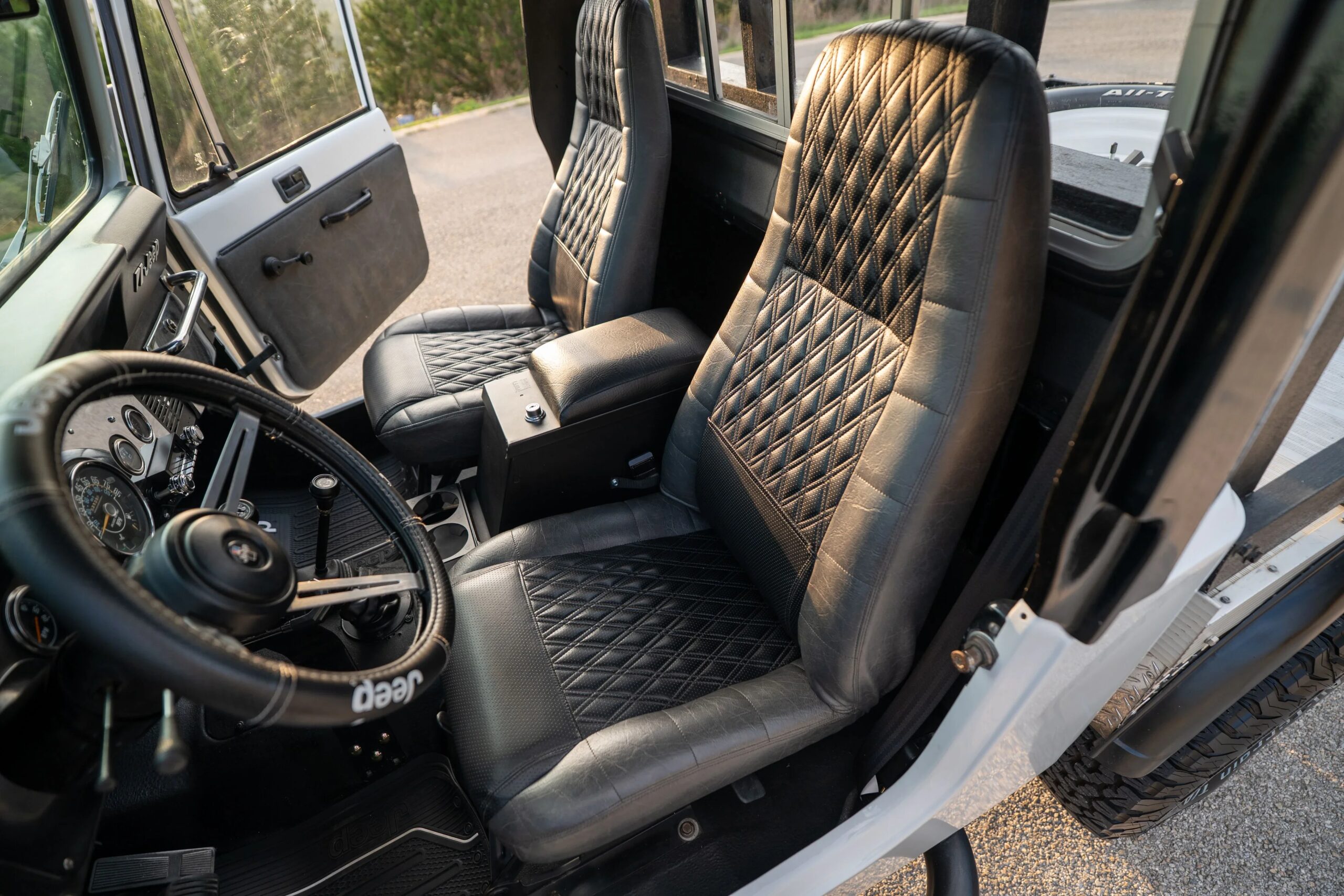 Jeep-Scrambler-1983-White-Black-64
