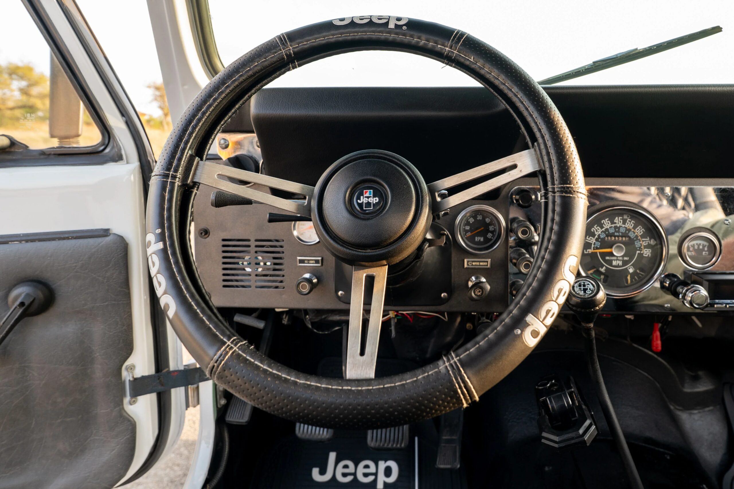 Jeep-Scrambler-1983-White-Black-69
