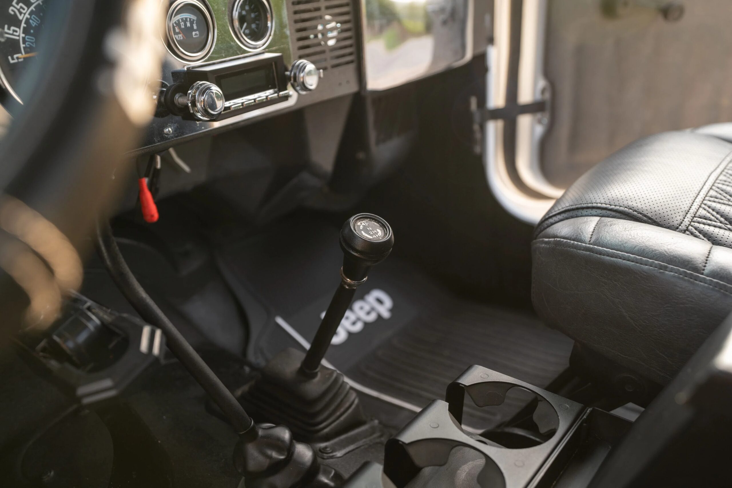 Jeep-Scrambler-1983-White-Black-74