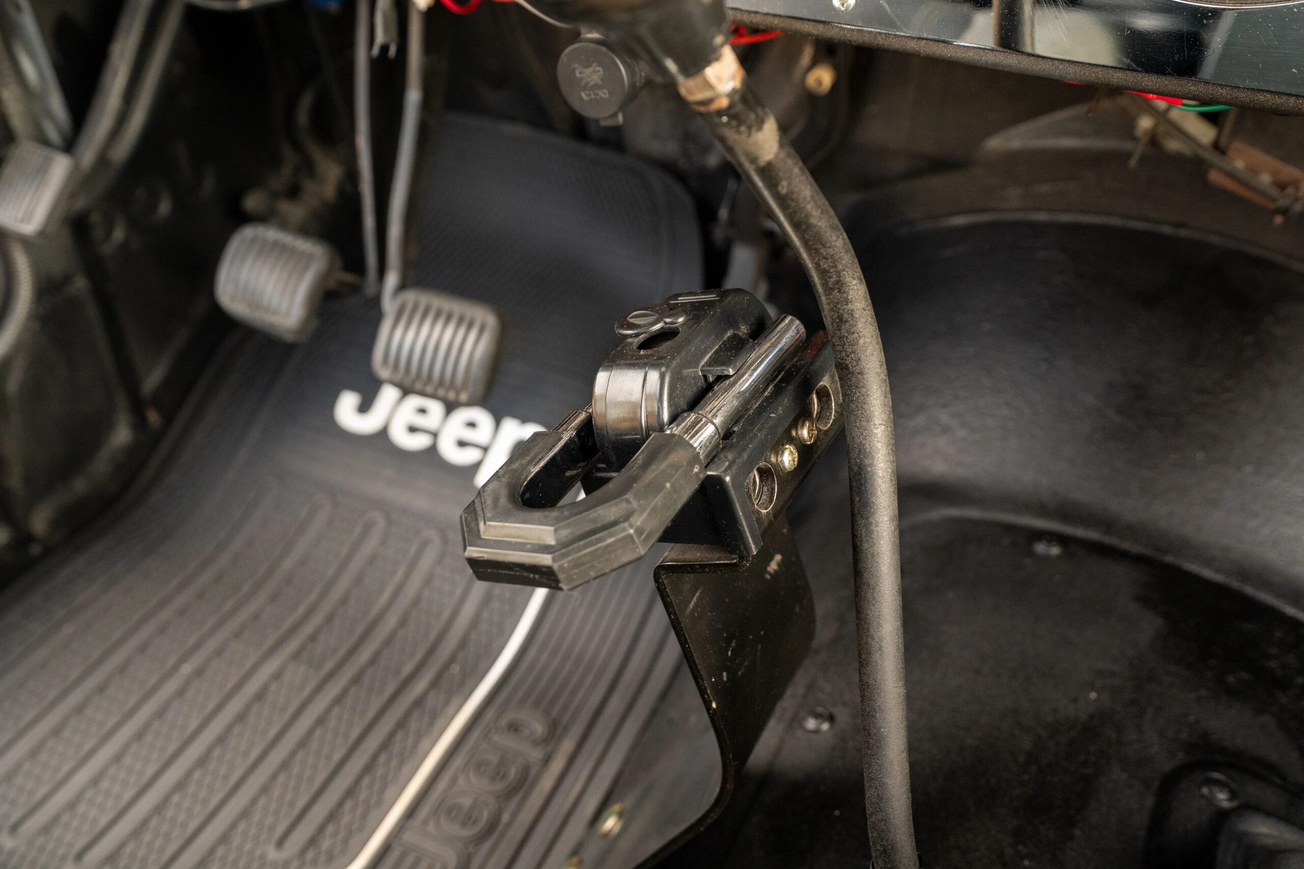 Jeep-Scrambler-1983-White-Black-76