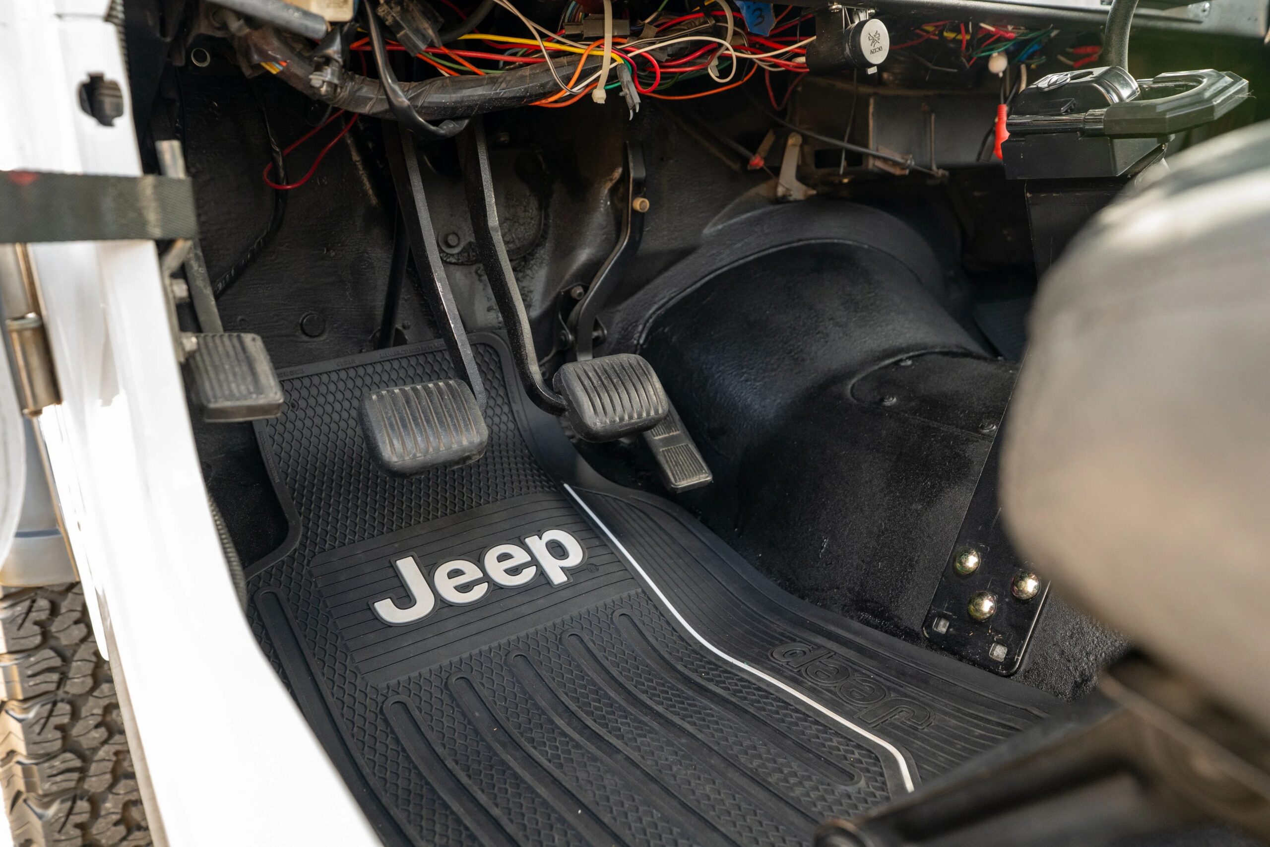 Jeep-Scrambler-1983-White-Black-78