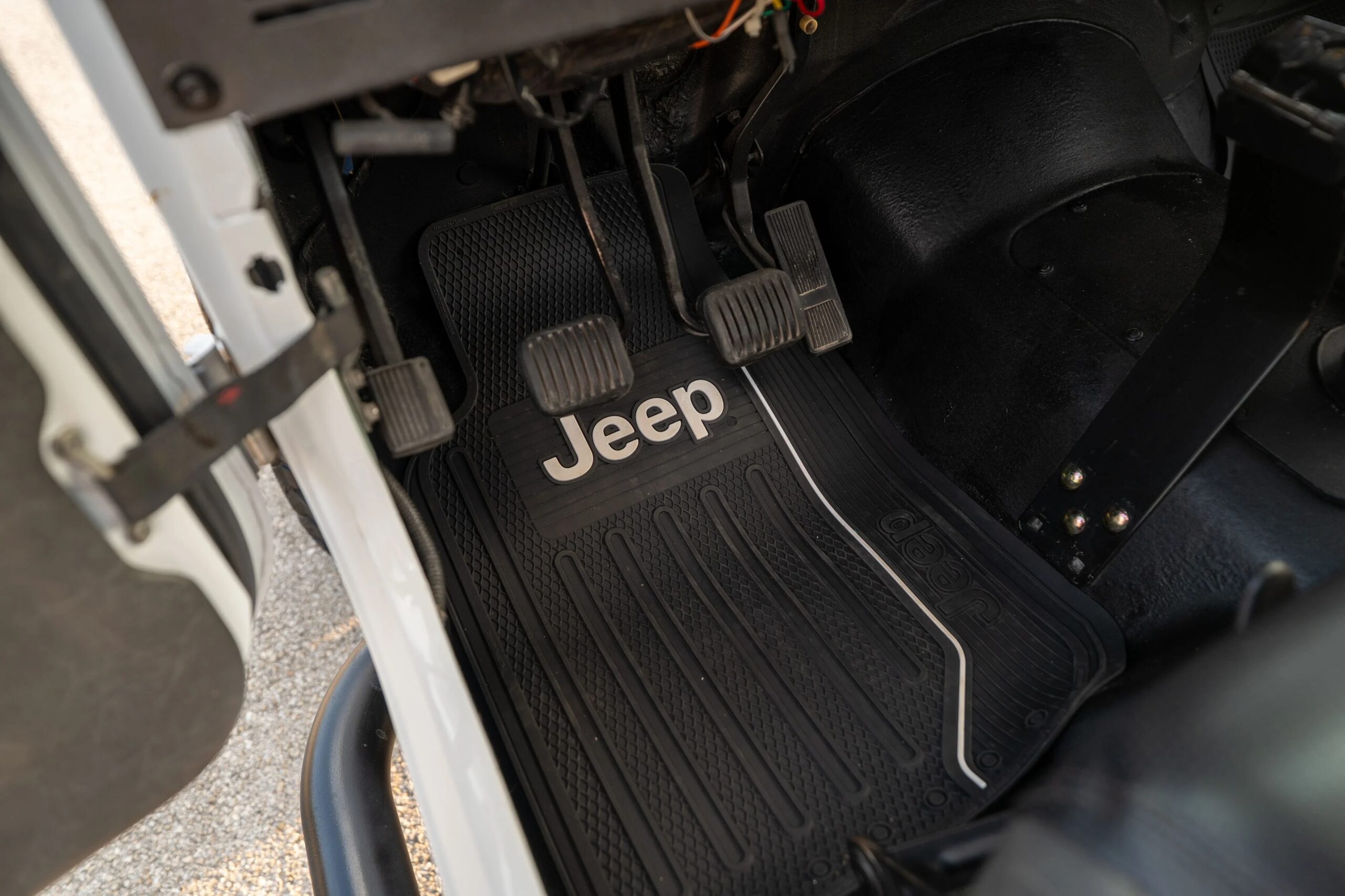 Jeep-Scrambler-1983-White-Black-79