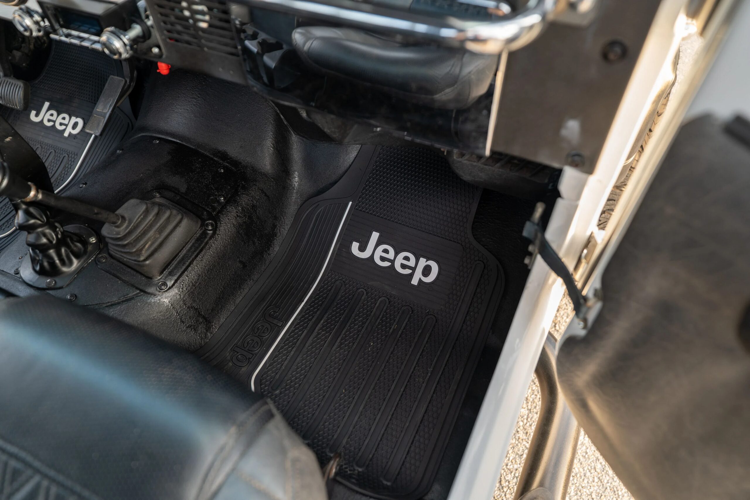 Jeep-Scrambler-1983-White-Black-80