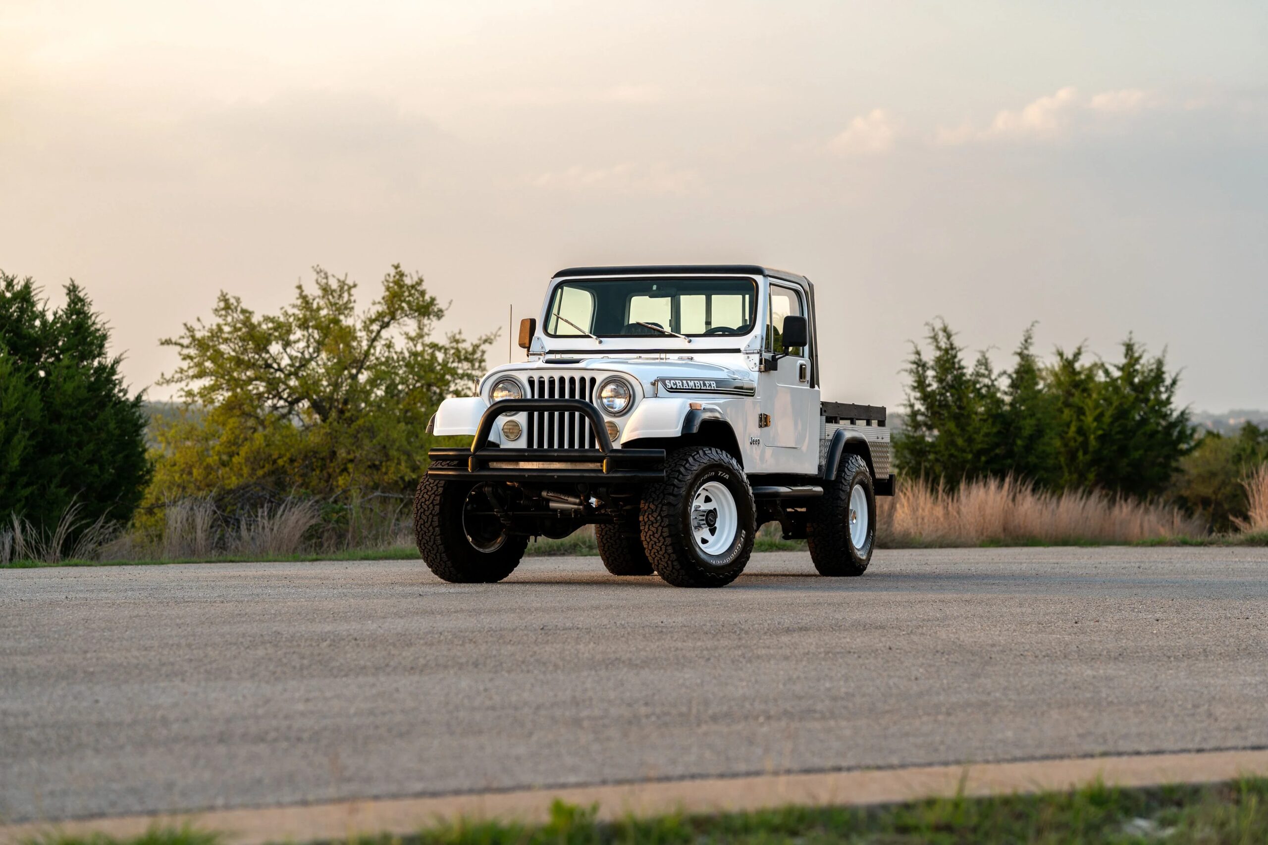 Jeep-Scrambler-1983-White-Black-97