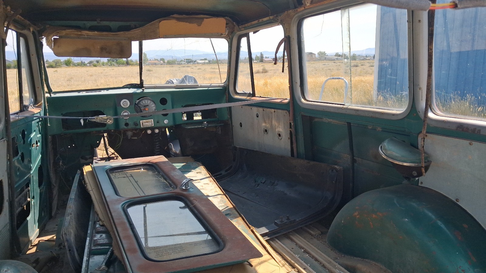 Jeep-Wagoneer-1960-11