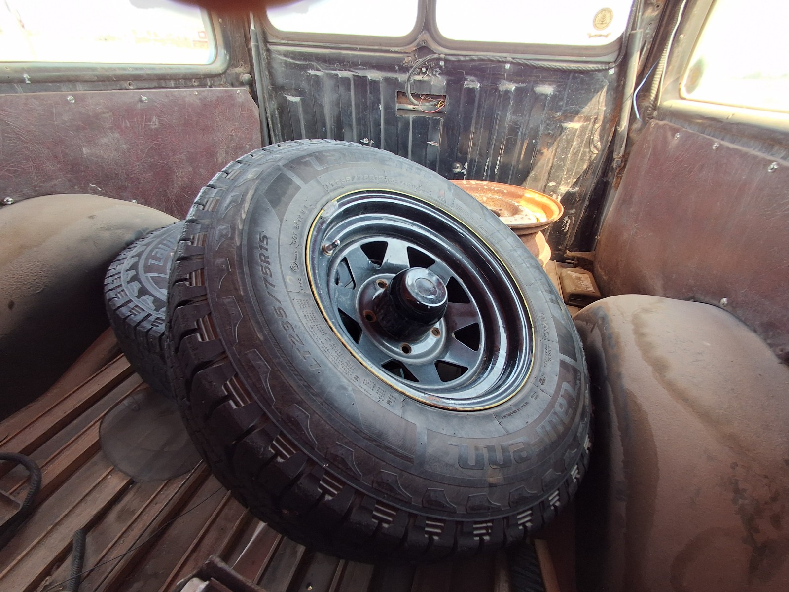 Jeep-Wagoneer-1960-13