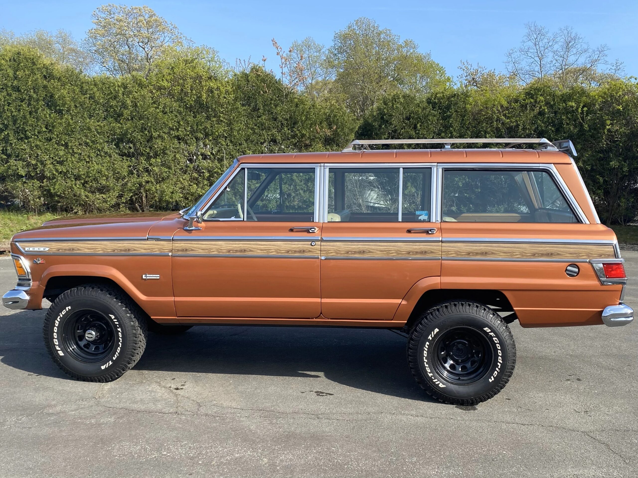 Jeep-Wagoneer-1973-Orange-Tan-2
