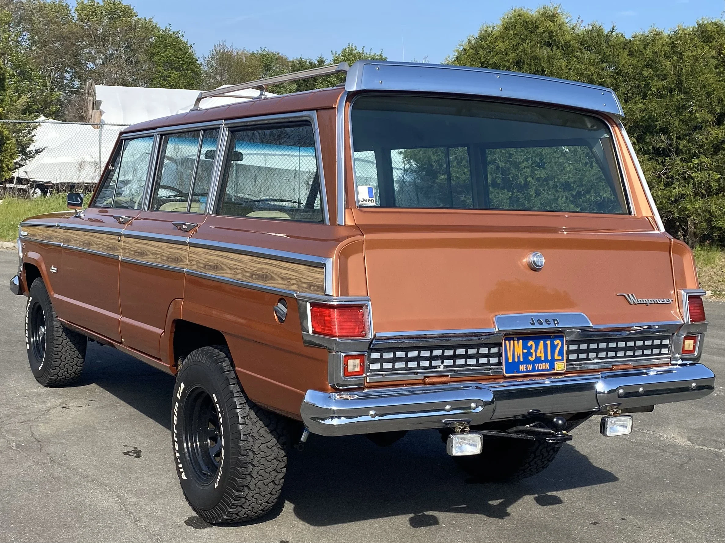 Jeep-Wagoneer-1973-Orange-Tan-3