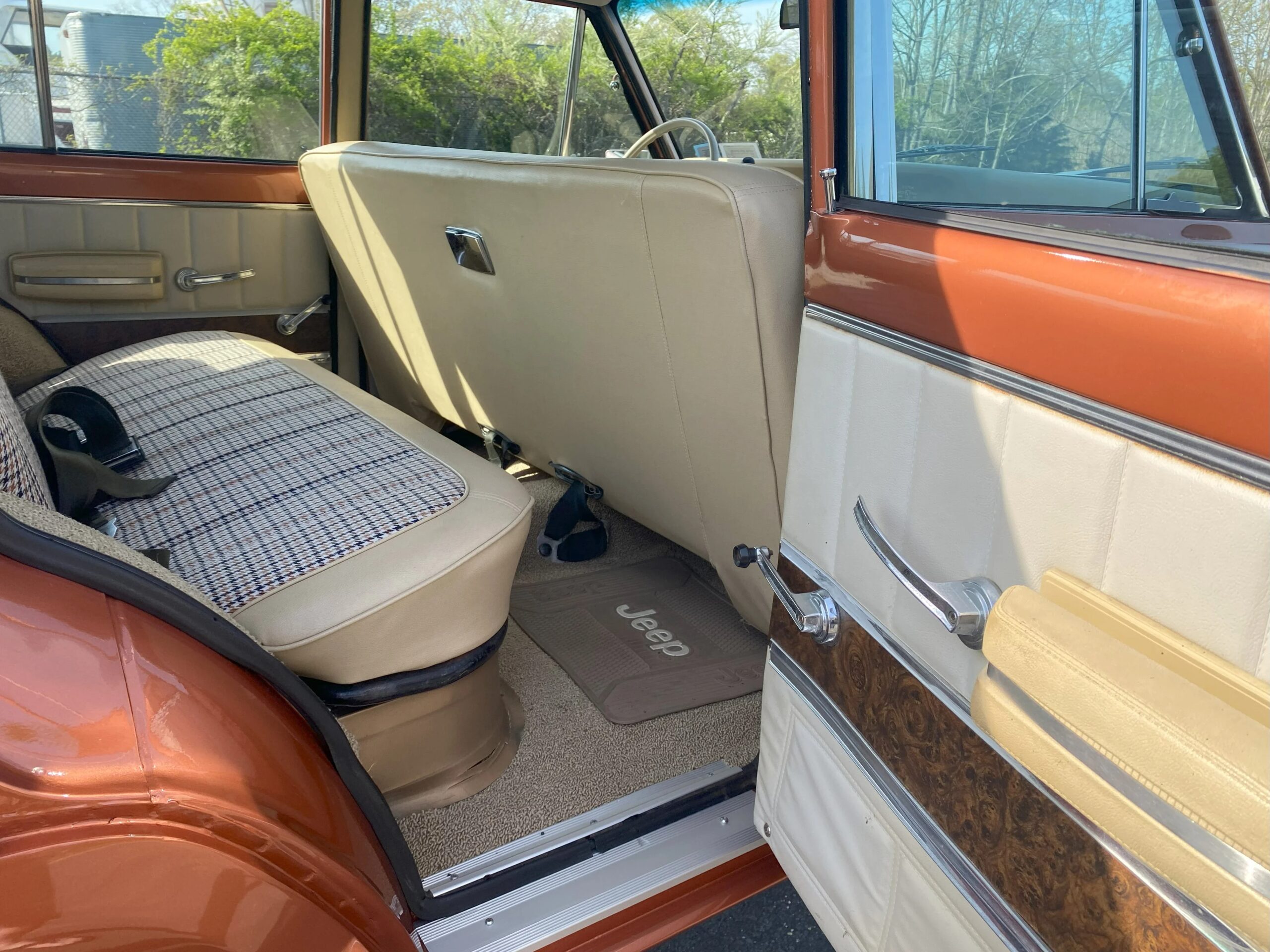 Jeep-Wagoneer-1973-Orange-Tan-7