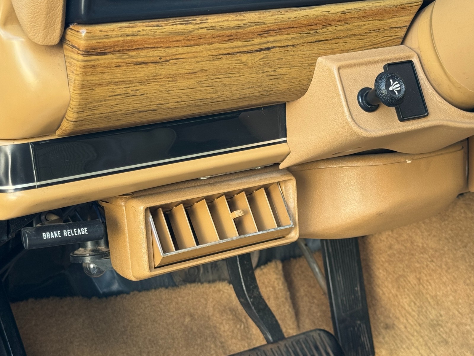Jeep-Wagoneer-1988-Wagon-36