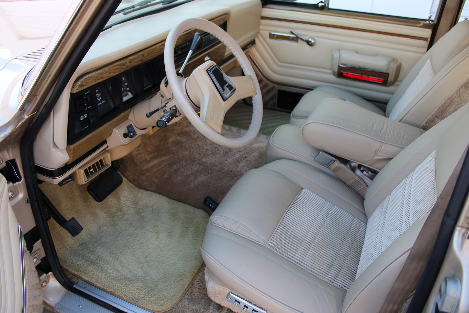 Jeep-Wagoneer-1990-SUV-5