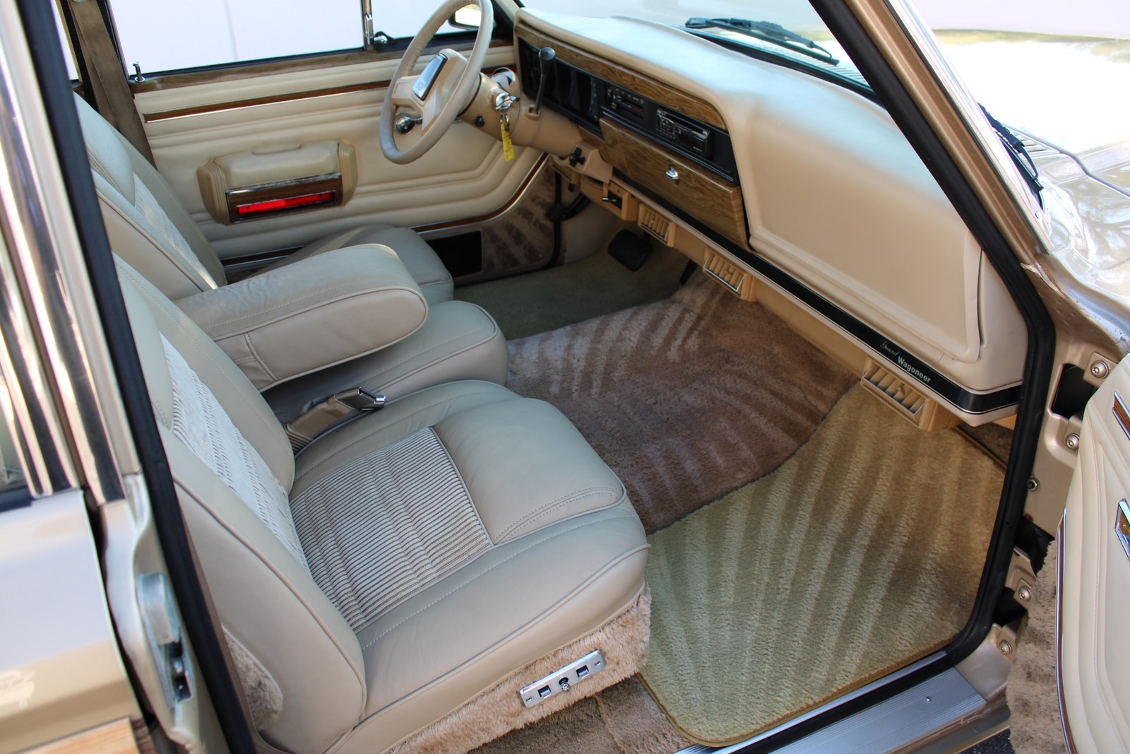 Jeep-Wagoneer-1990-SUV-7