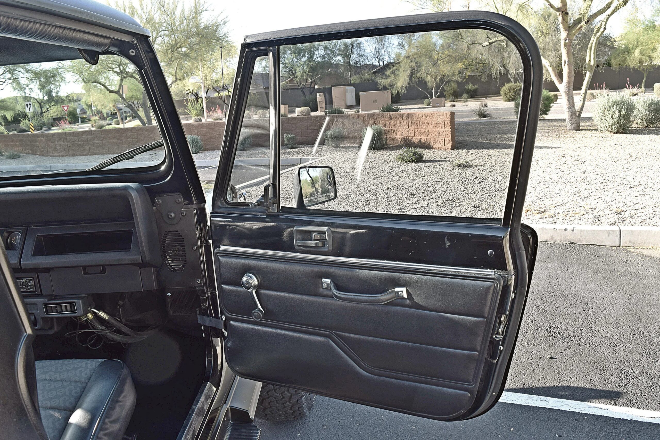 Jeep-Wrangler-4wd-1987-Black-Black-19