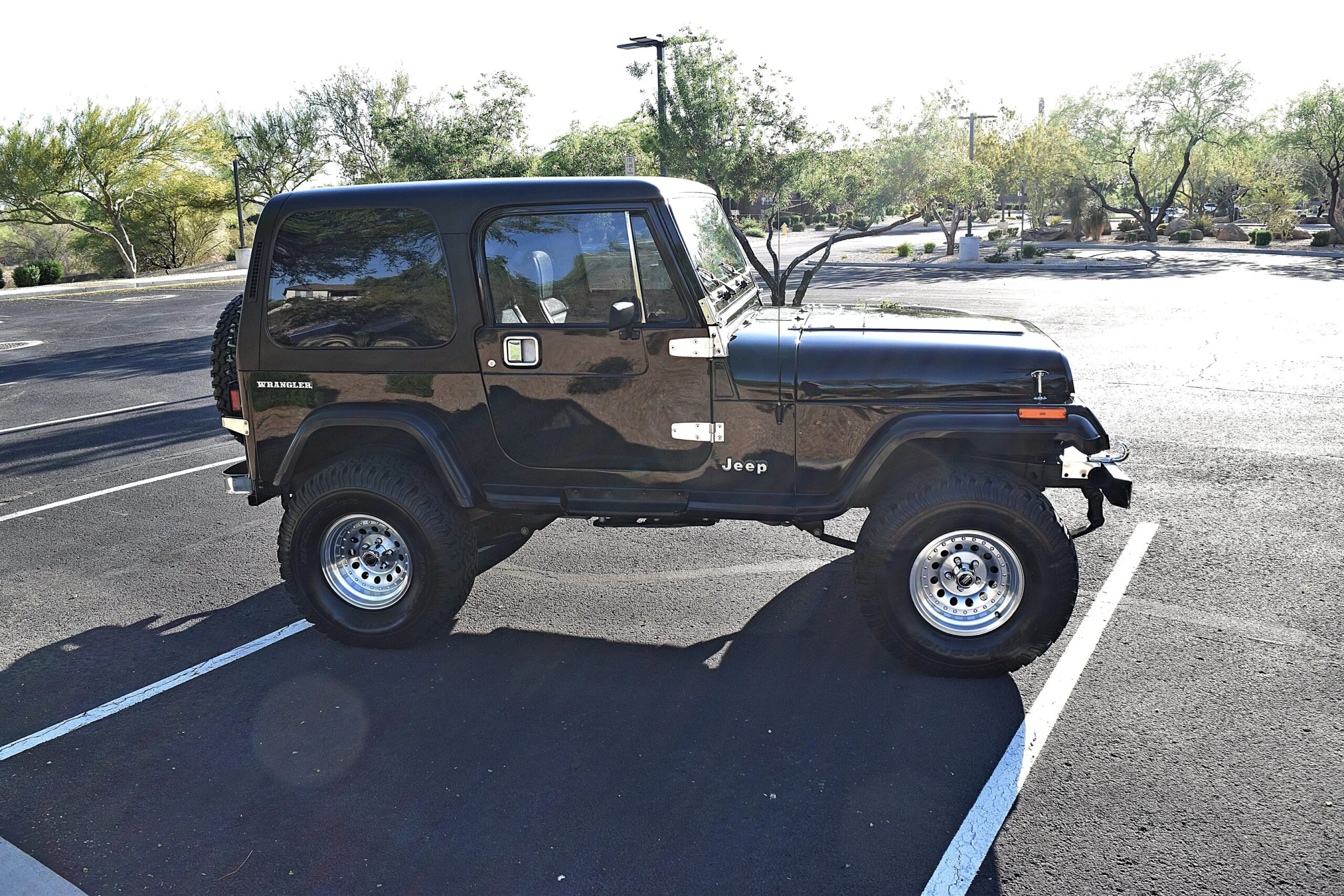 Jeep-Wrangler-4wd-1987-Black-Black-27