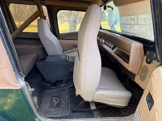 Jeep-Wrangler-4wd-sahara-1988-Green-Tan-11