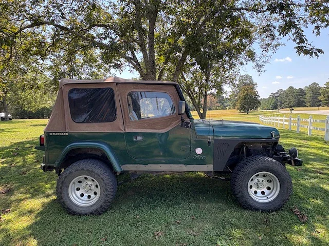 Jeep-Wrangler-4wd-sahara-1988-Green-Tan-3