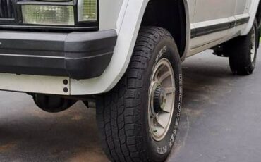 Jeep-camanche-1989-white