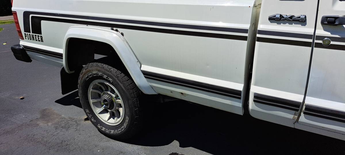 Jeep-camanche-1989-white-8