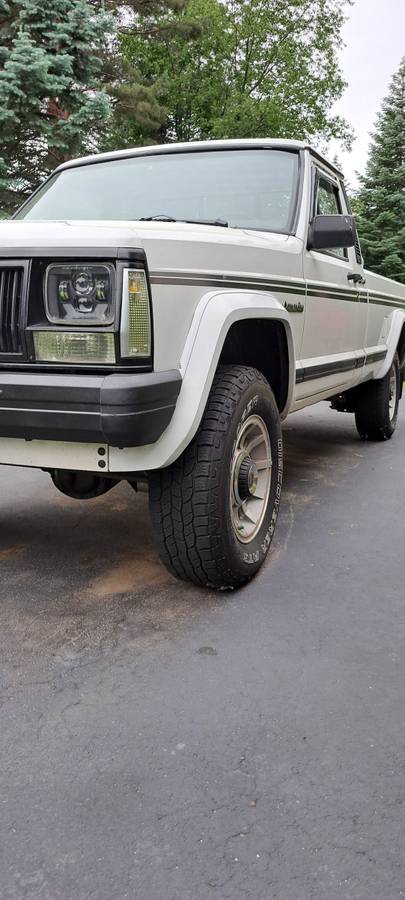 Jeep-camanche-1989-white