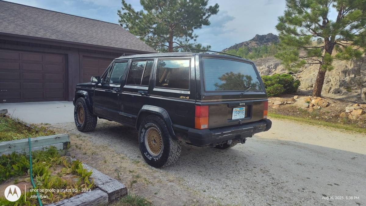 Jeep-cherokee-1988-black-1