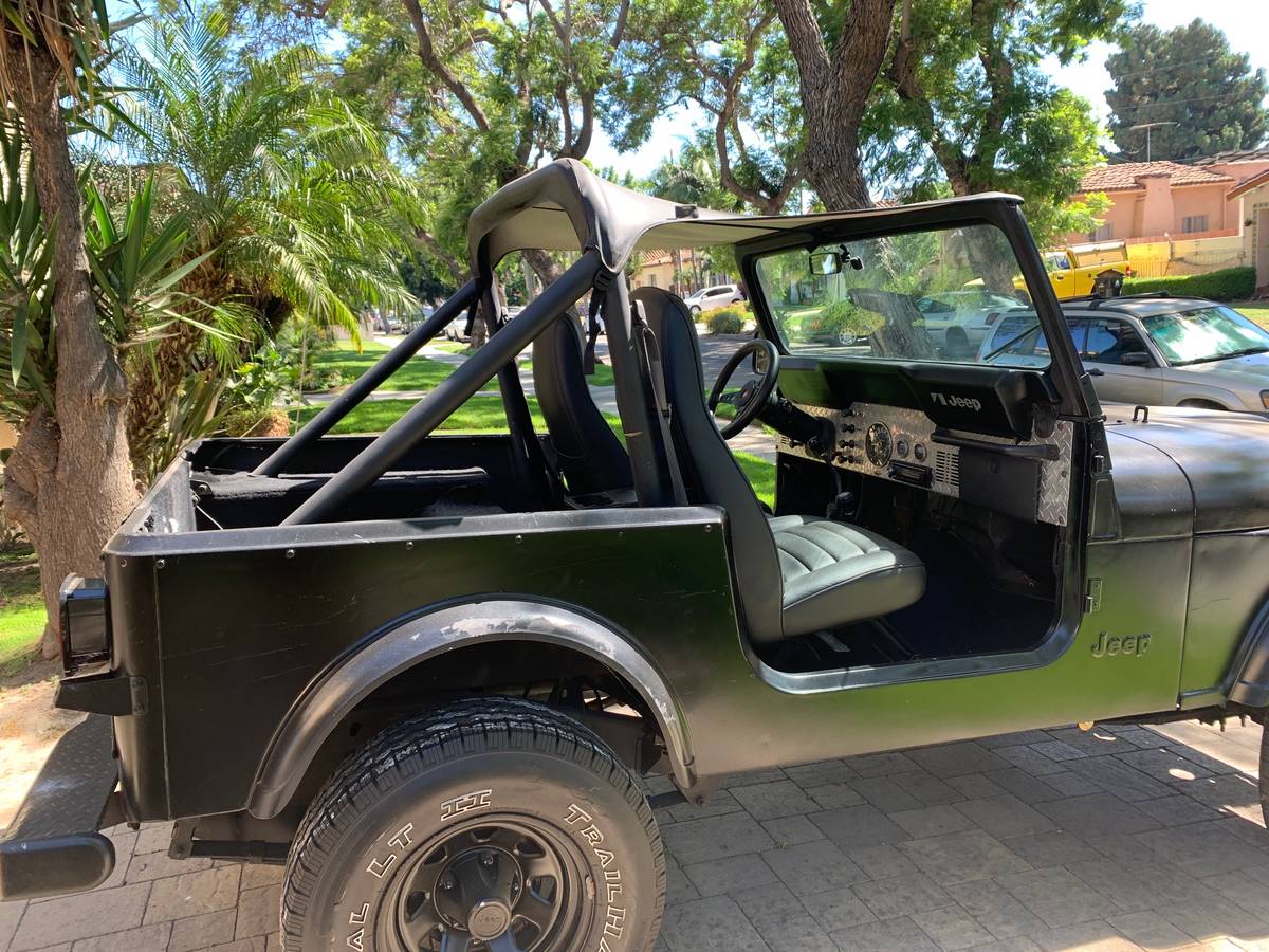 Jeep-cj-7-open-body-std.-1984-black-1