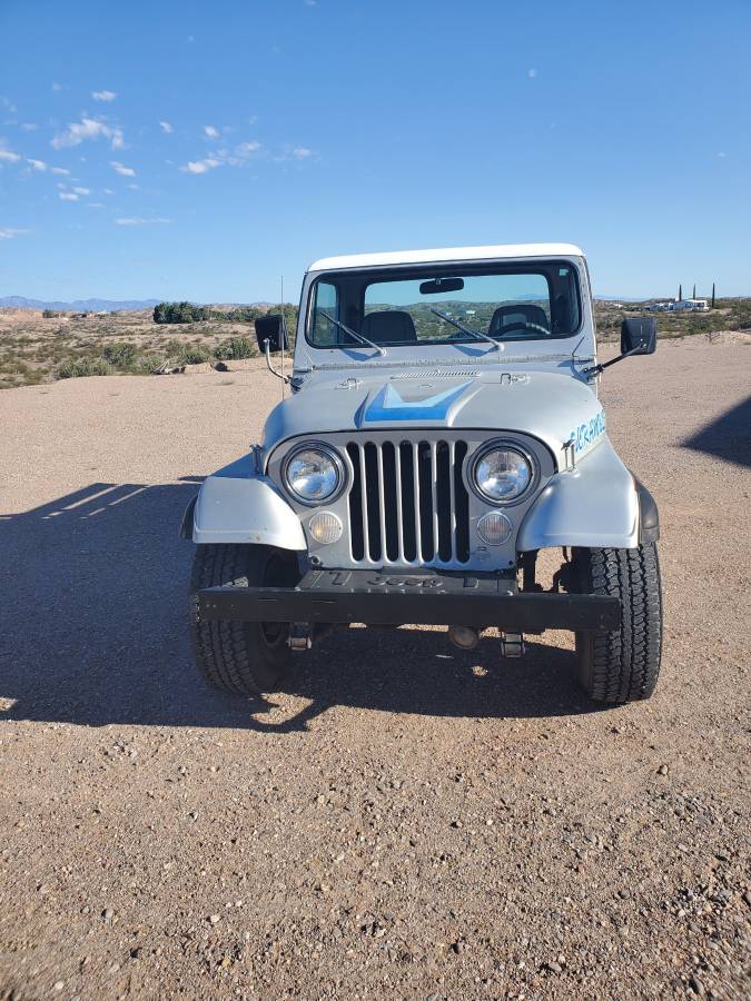 Jeep-cj-8-scrambler-1982-silver-1