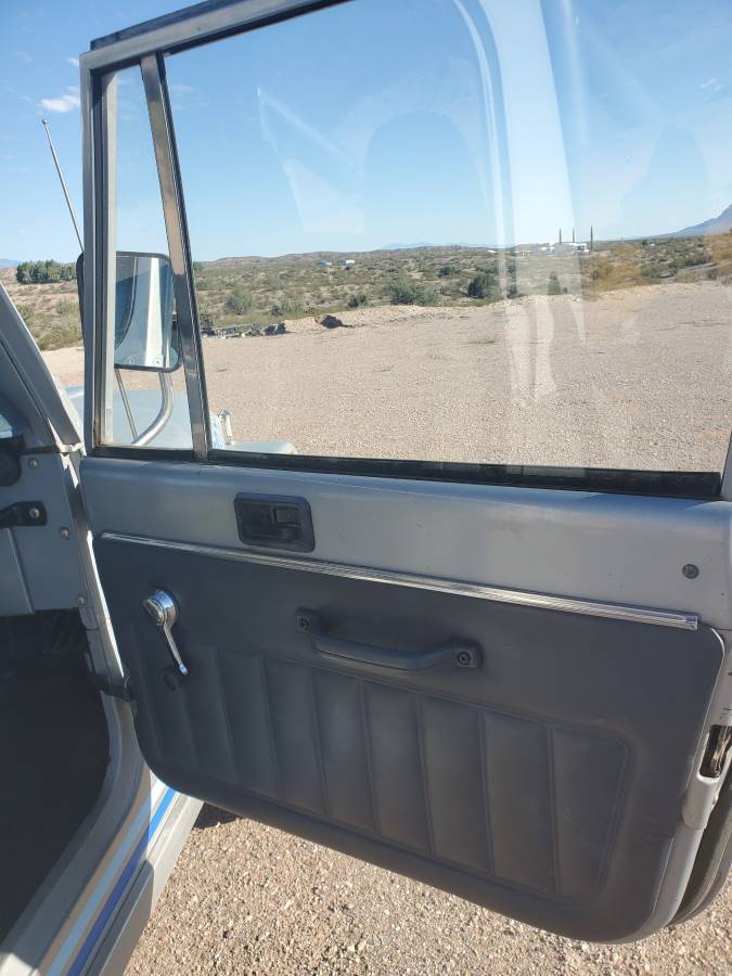Jeep-cj-8-scrambler-1982-silver-10