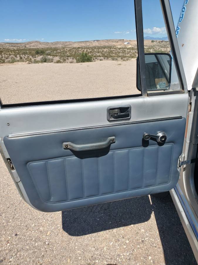 Jeep-cj-8-scrambler-1982-silver-11